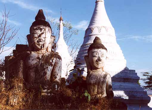 Buddha-images-near-Pindaya